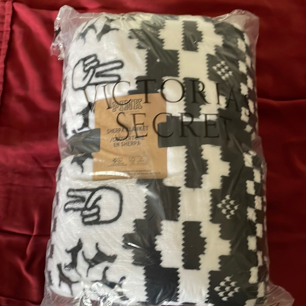 New PINK Victoria's Secret Sherpa Blanket Black and White